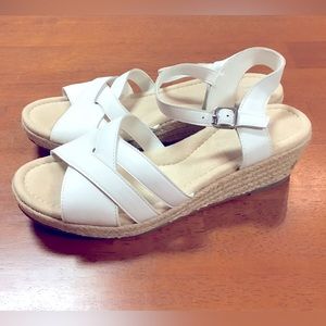 Lands’End Espadrille slight wedge sample sandals. White upper, size 8 1/2B. New!